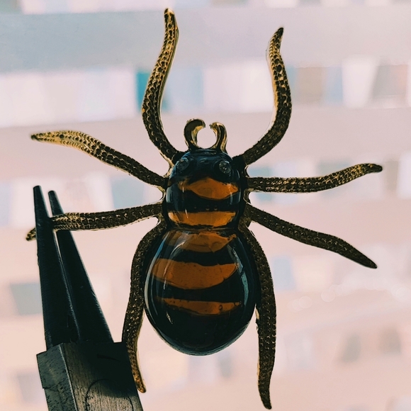 Pitted Lucite Tortoise Root Beer Brown Spider Brooch Halloween Gold Tone Brooch - Picture 6 of 6
